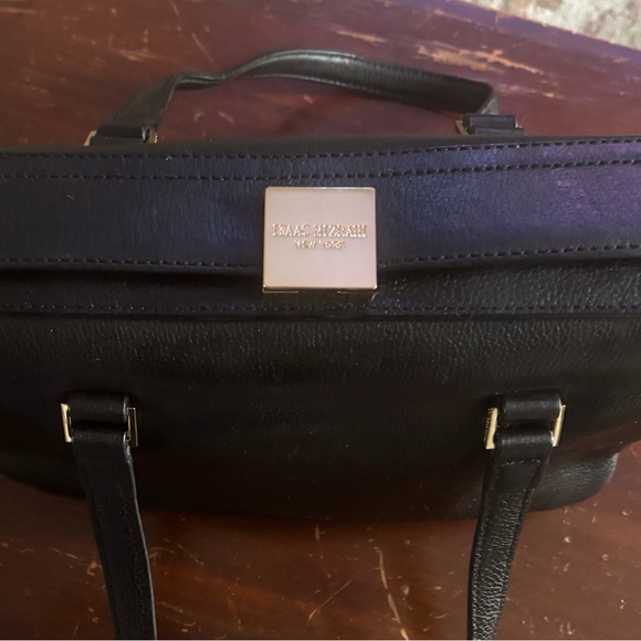 Isaac Mizrahi Elegant Black Shoulder Bag - Picture 3 of 16